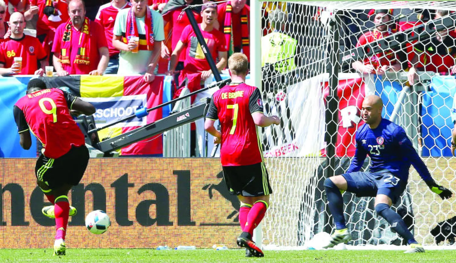 لوكاكو (يسار) يختتم أهداف بلجيكا (إ.ب.أ)