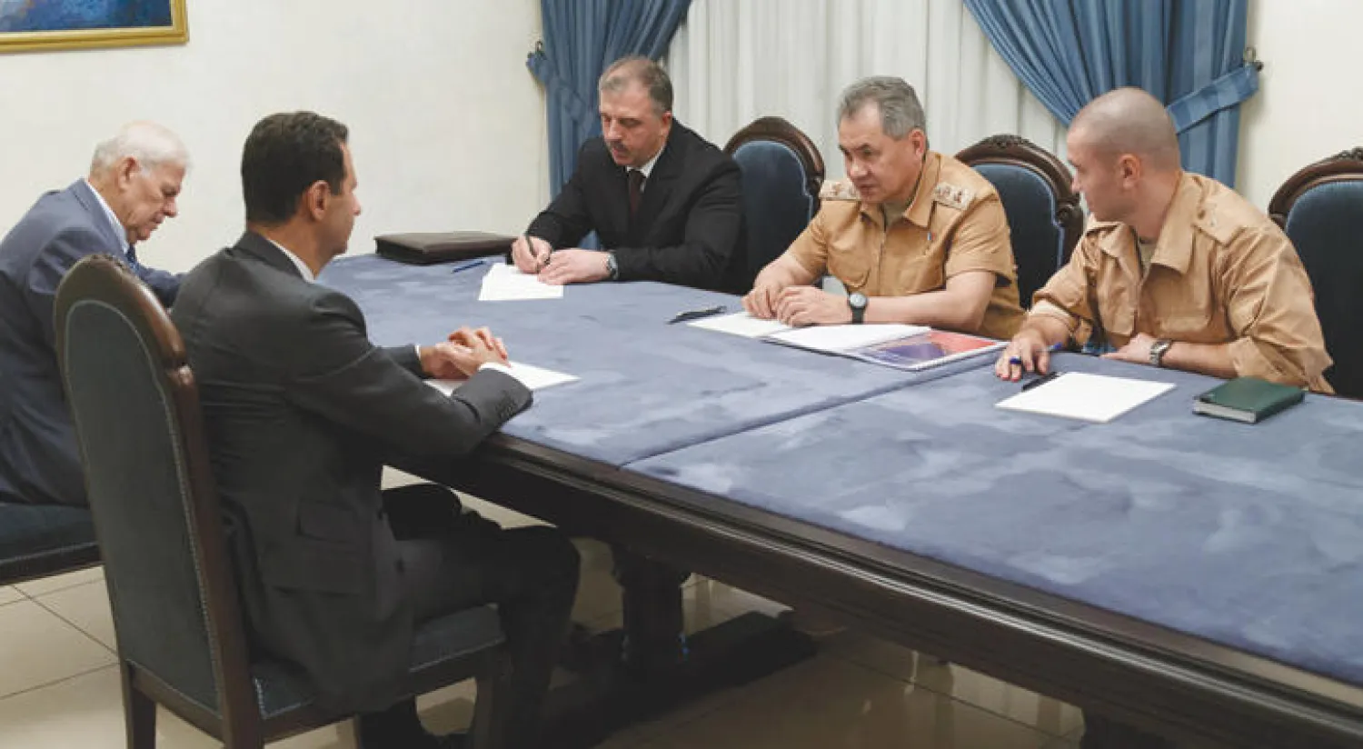 الأسد التقى وزير الدفاع الروسي سيرغي شويغو ووفدًا مرافقًا له من العسكريين الروس خلال زيارته المفاجئة للعاصمة السورية السبت الماضي (إ.ف.ب)