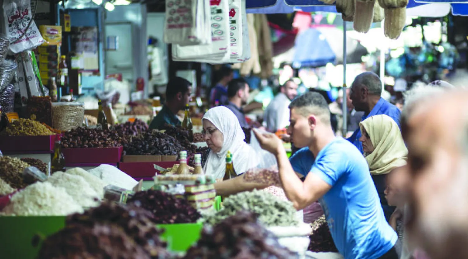 محلات لبيع التمور خلال شهر رمضان في مدينة غزة (أ.ف.ب)