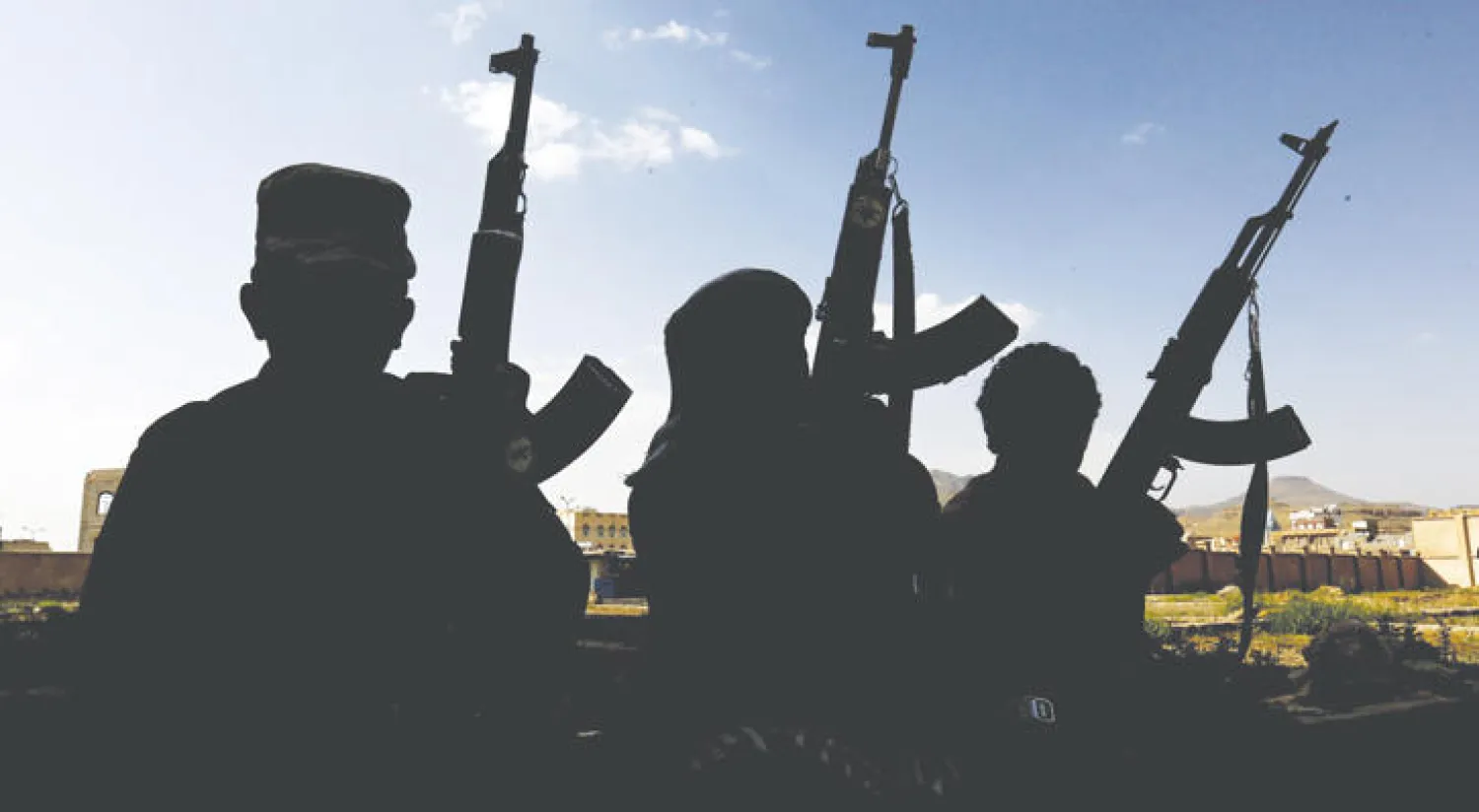 مقاتلو الميليشيات يحتشدون قرب مناطق استراتيجية ويستعرضون بحمل الأسلحة لترهيب السكان (إ.ب.أ)