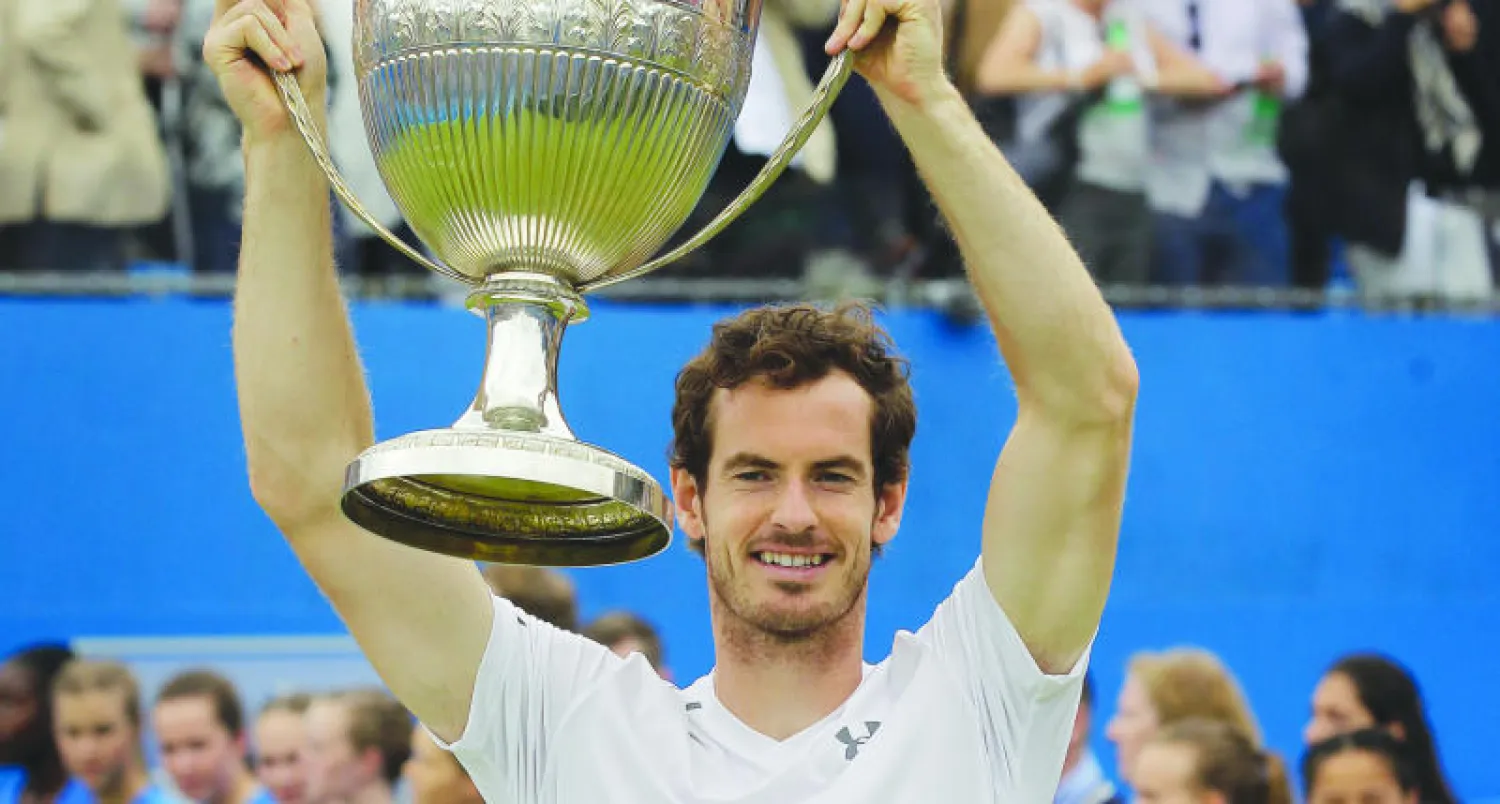 موراي يحتفل بكأس دورة كوينز البريطانية (أ.ب)