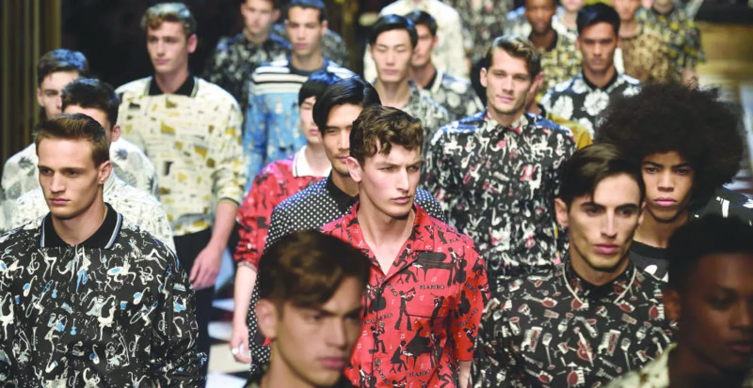 عرض أزياء رجالي لدار الأزياء دولتشي خلال أسبوع الموضة للرجال في ميلانو (إ.ب.أ)
