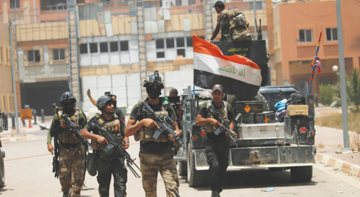 قوات عراقية أمام مستشفى الفلوجة (رويترز)