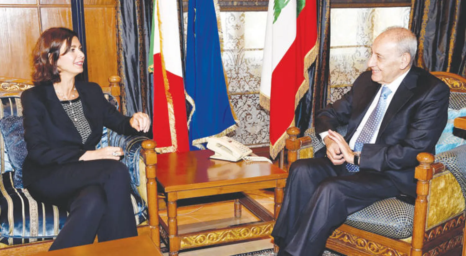 رئيس البرلمان اللبناني نبيه بري استقبل في مقره بقصر عين التينة في بيروت أمس رئيسة البرلمان الإيطالي لورا بولدرنين (إ.ب.أ)