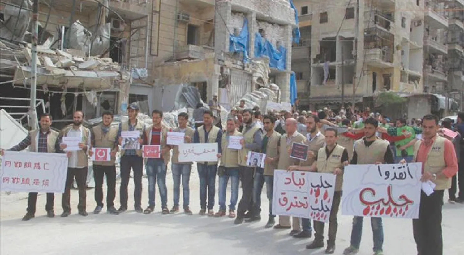 مظاهرة أمام مستشفى القدس في حلب نهاية مايو الماضي للتنديد بالغارة الروسية التي دمرت جزءا كبيرا منه وقتلت آخر أطباء الأطفال في القسم الذي تسيطر عليه المعارضة في المدينة (أناضول)