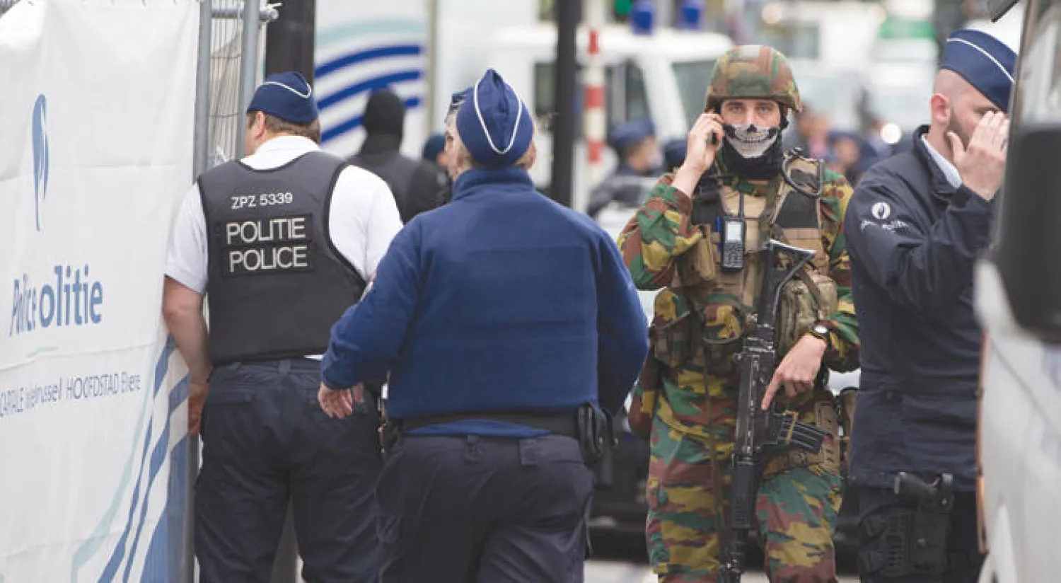 انتشار أمني أمام مركز تسوق عقب الاشتباه بوجود متفجرات في العاصمة البلجيكية أمس (أ.ب)