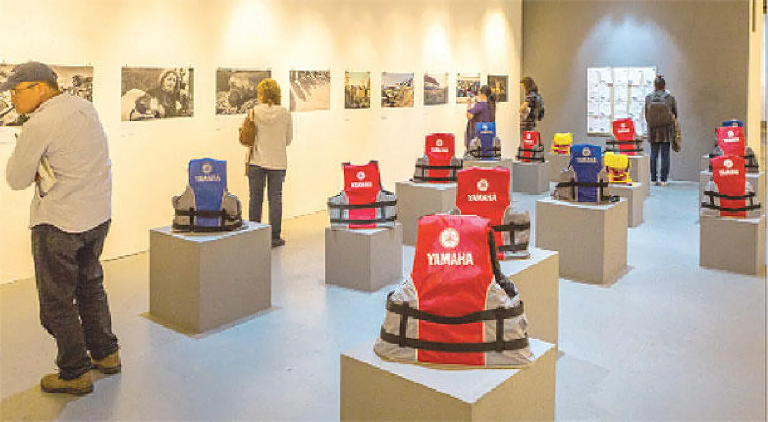 سترات النجاة التي أصبحت رمزًا لقصص اللاجئين ومعاناتهم (تصوير: جيمس حنا)