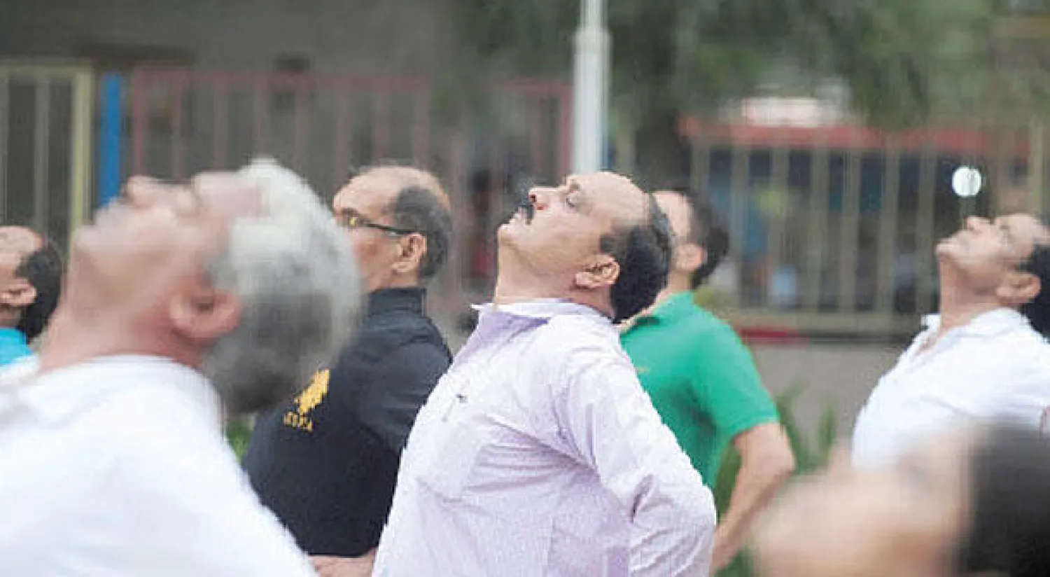 ضباط شرطة بولاية أوتار براديش الهندية يؤدون اليوغا بمناسبة اليوم العالمي لليوغا في مقر الشرطة في مدينة الله أباد (أ.ف.ب)