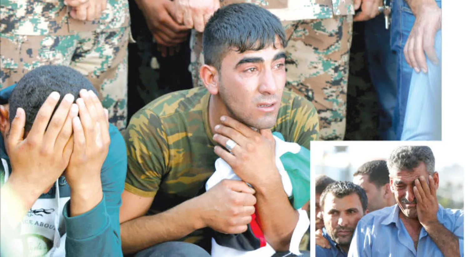 شقيق أحد الجنود الضحايا في حالة حزن خلال تشييع جنازته أمس.. وفي الإطار والده ينتحب (رويترز)