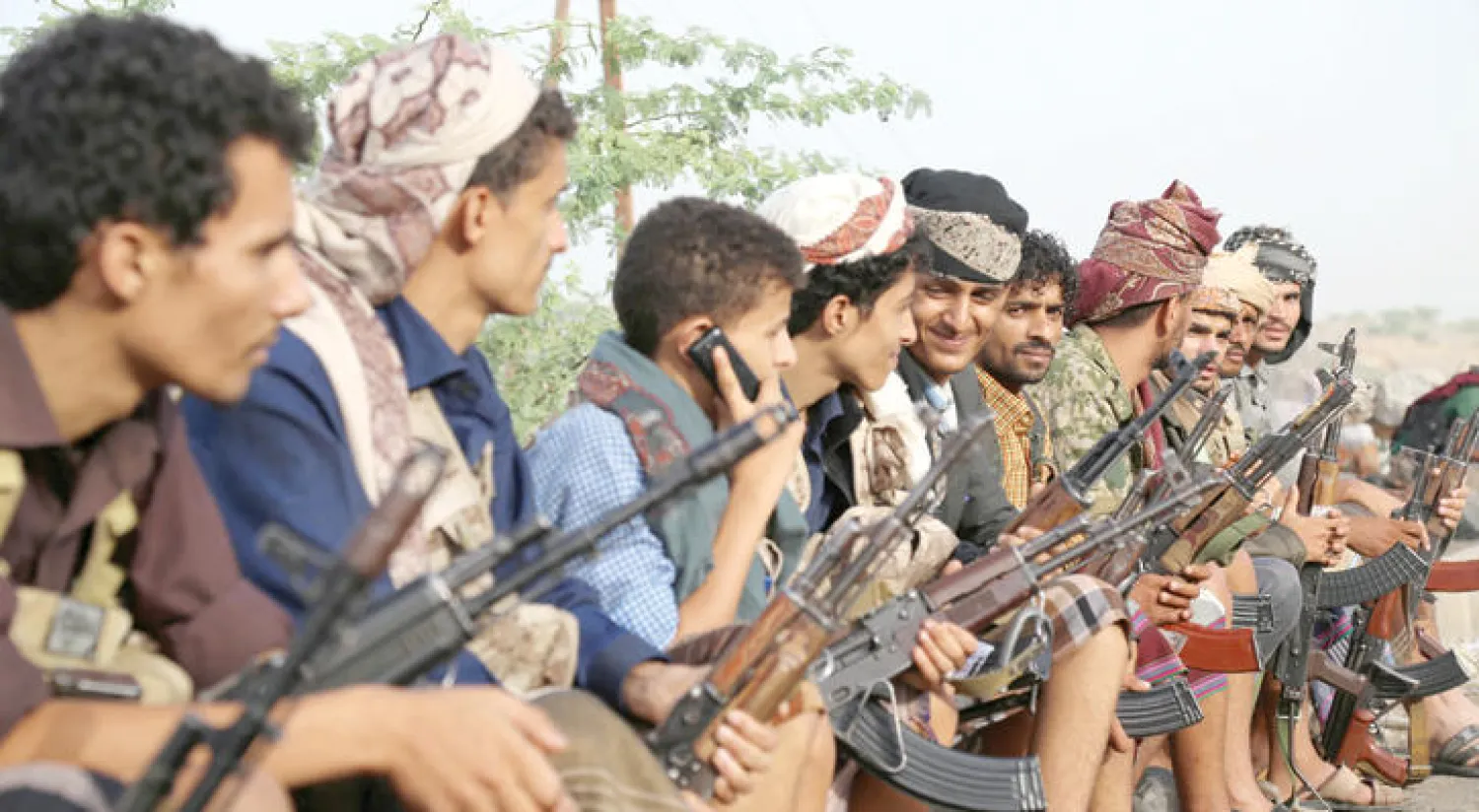 قوات حكومية موالية للشرعية في انتظار رفاقهم ضمن صفقة تبادل السجناء في تعز (رويترز)