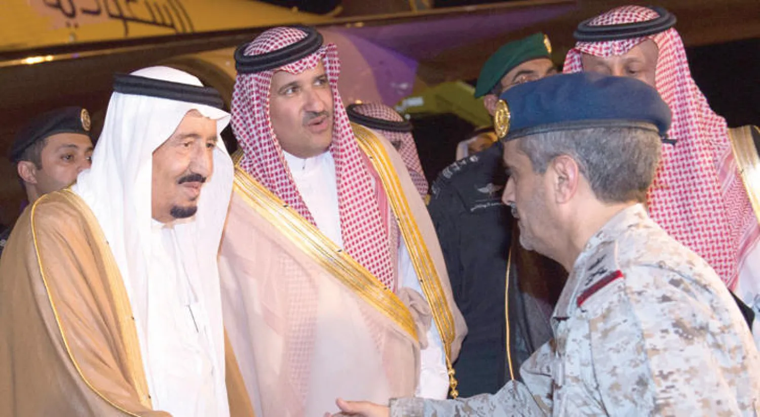 خادم الحرمين الشريفين يصافح مستقبليه ويبدو الأمير فيصل بن سلمان أمير منطقة المدينة المنورة (واس)