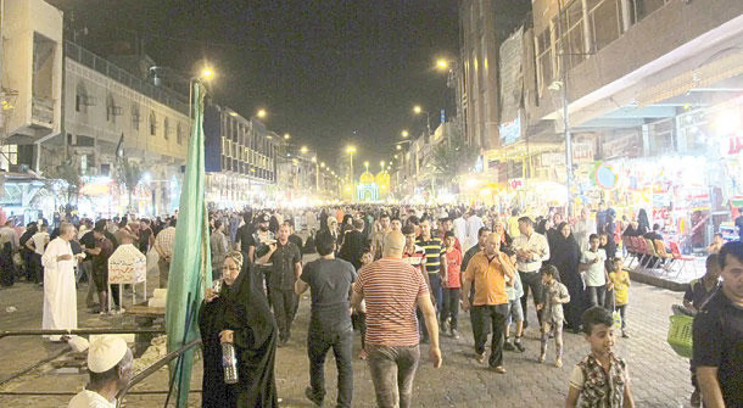 القاسم المشترك في حياة هذه المدينة في النهار والليل هو ازدحام شوارعها خصوصًا بعد الإفطار في شهر رمضان (أ.ف.ب)