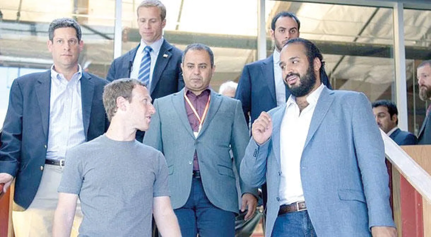 ولي ولي العهد السعودي ومؤسس «فيس بوك» خلال جولة في أروقة عملاق التواصل الاجتماعي