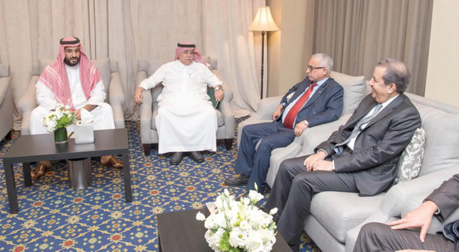 الأمير محمد بن سلمان لدى لقائه رجال أعمال سعوديين في نيويورك أمس (واس)