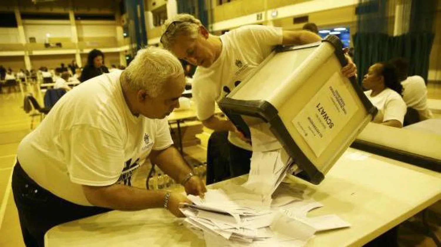 إقفال مراكز التصويت في بريطانيا.. واستطلاع يرجح بقاءها في الاتحاد الأوروبي