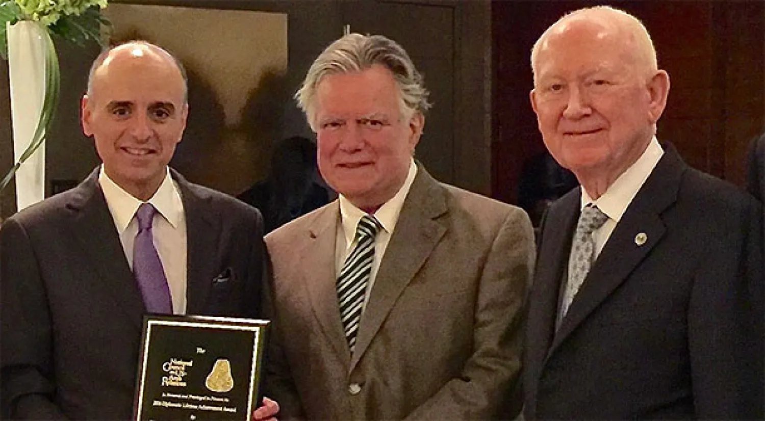 الجبير يحصل على جائزة "الدبلوماسية" من واشنطن