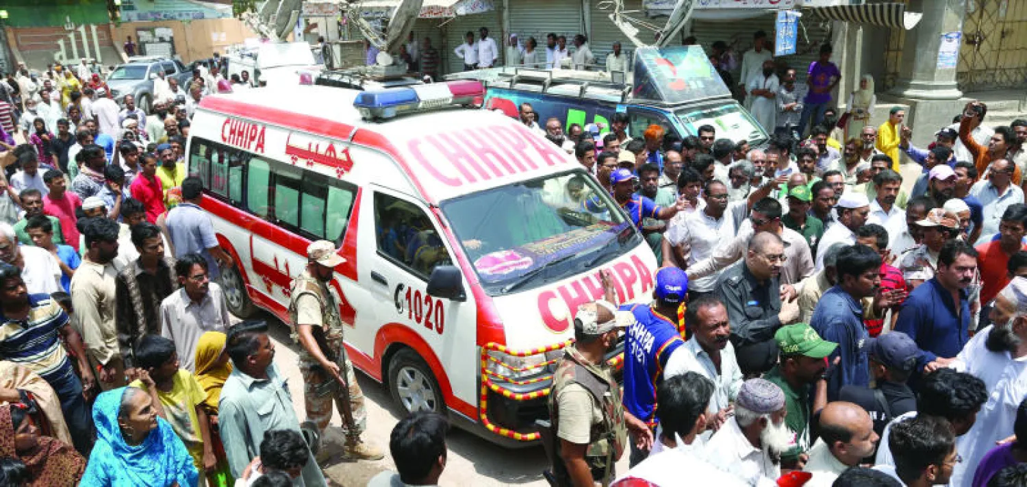 عشرات الآلاف شاركوا في تشييع جنازة المنشد أمجد صابري في كلاتشي أمس (إ.ب.أ)