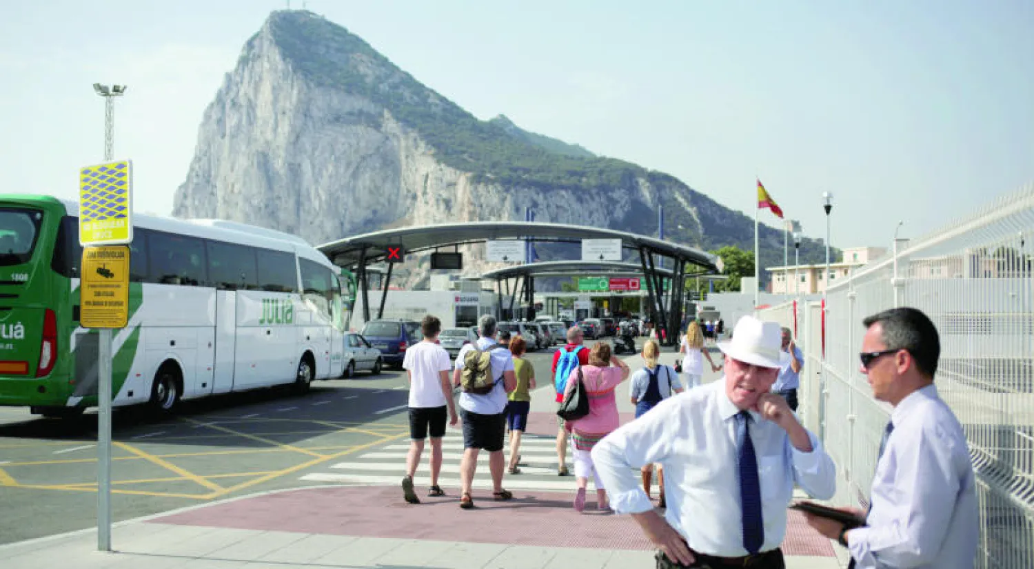 مواطنون يحاولون دخول المنطقة الحدودية بين جبل طارق وإسبانيا والتي تطالب بتبعيتها مدريد (رويترز)