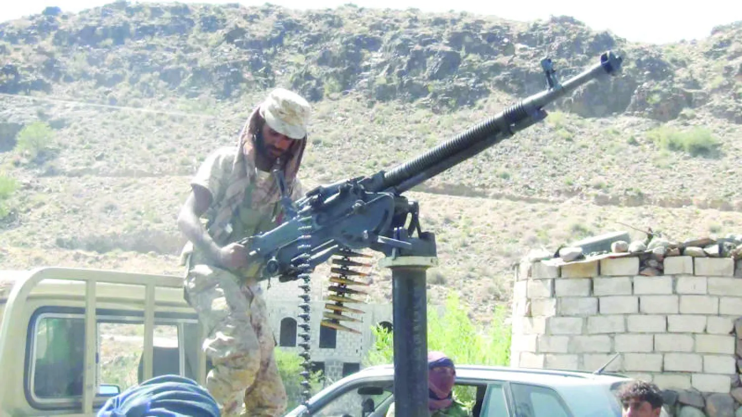 تشهد مختلف الجبهات استعدادا عسكريا أكبر لقوات الشرعية.. ويبدو جندي في الجيش الوطني يتأهب لإطلاق قذيفة ضد الميليشيات في تعز («الشرق الأوسط»)