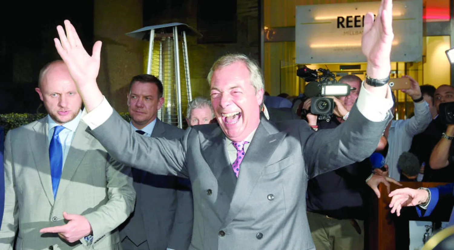 زعيم حزب الاستقلال نايجل فراج يحتفل بنتائج الاستفتاء في لندن أمس (رويترز)