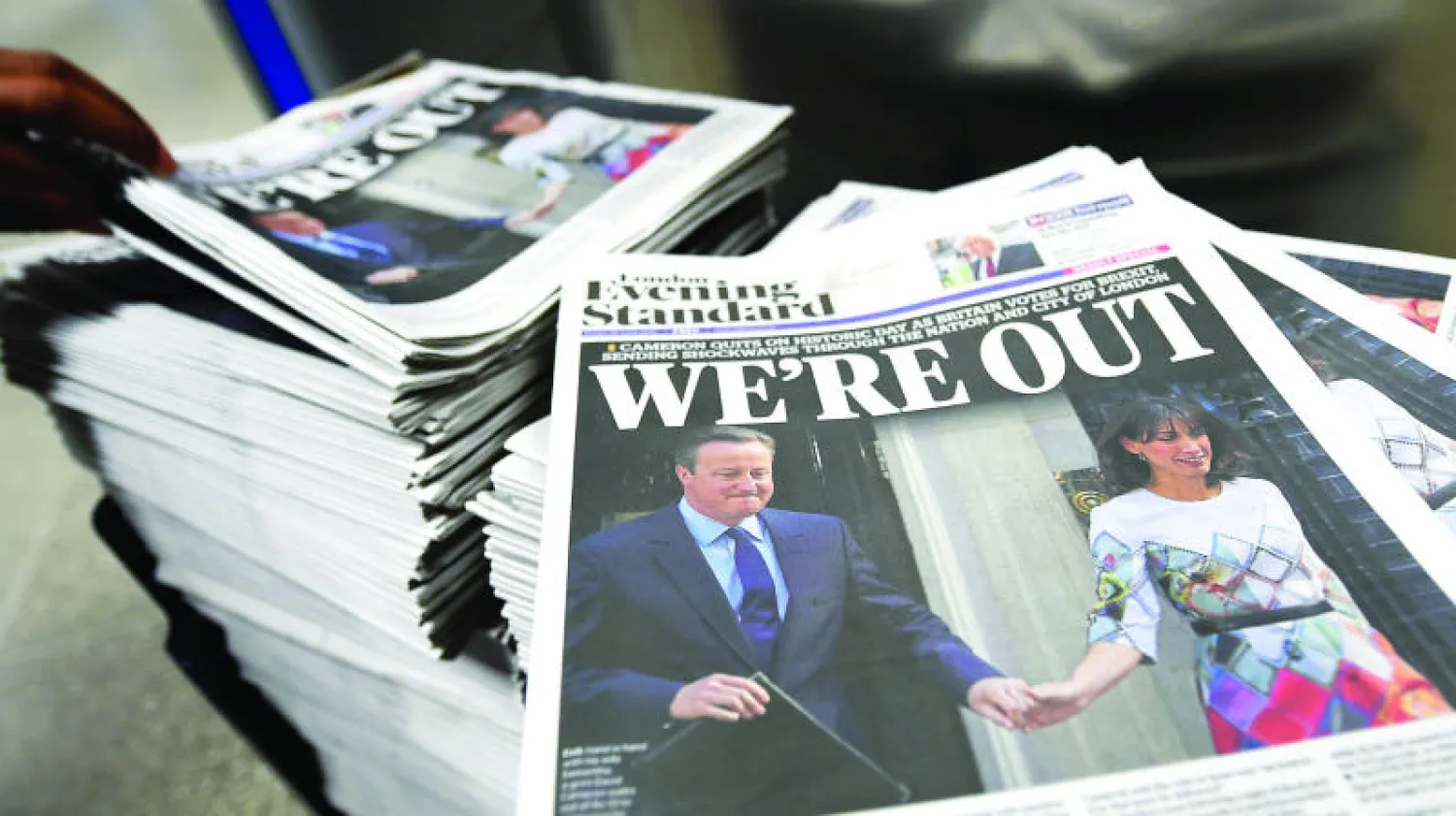 هيمنت تداعيات خروج بريطانيا من الاتحاد الأوروبي على تغطية الصحف أمس، وفي الصورة الصفحة الأولى لصحيفة «إيفنينغ ستاندرد» (إ.ب.أ)