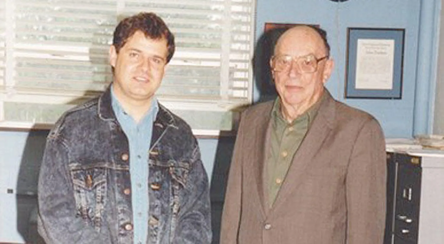 فخري عام 1989 بجانب الفيزيائي الشهير جون باردين الحائز على جائزتي نوبل وأحد مخترعي الترانسيستور والسوبركونداكتيفيتي