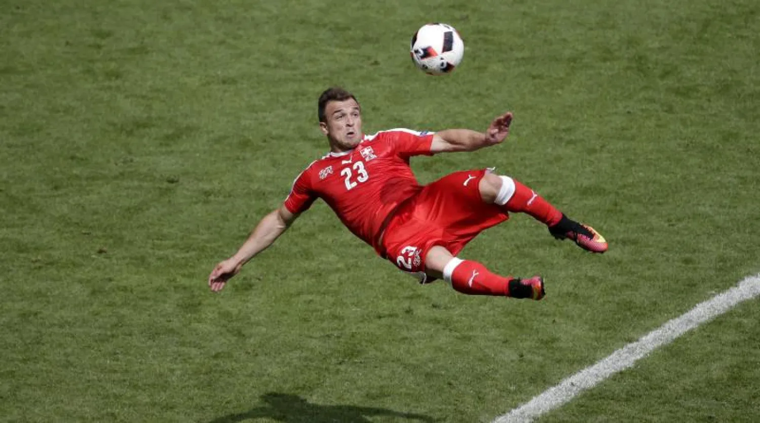 السويسري شاكيري يشعر بالإحباط رغم هدفه المذهل في شباك بولندا