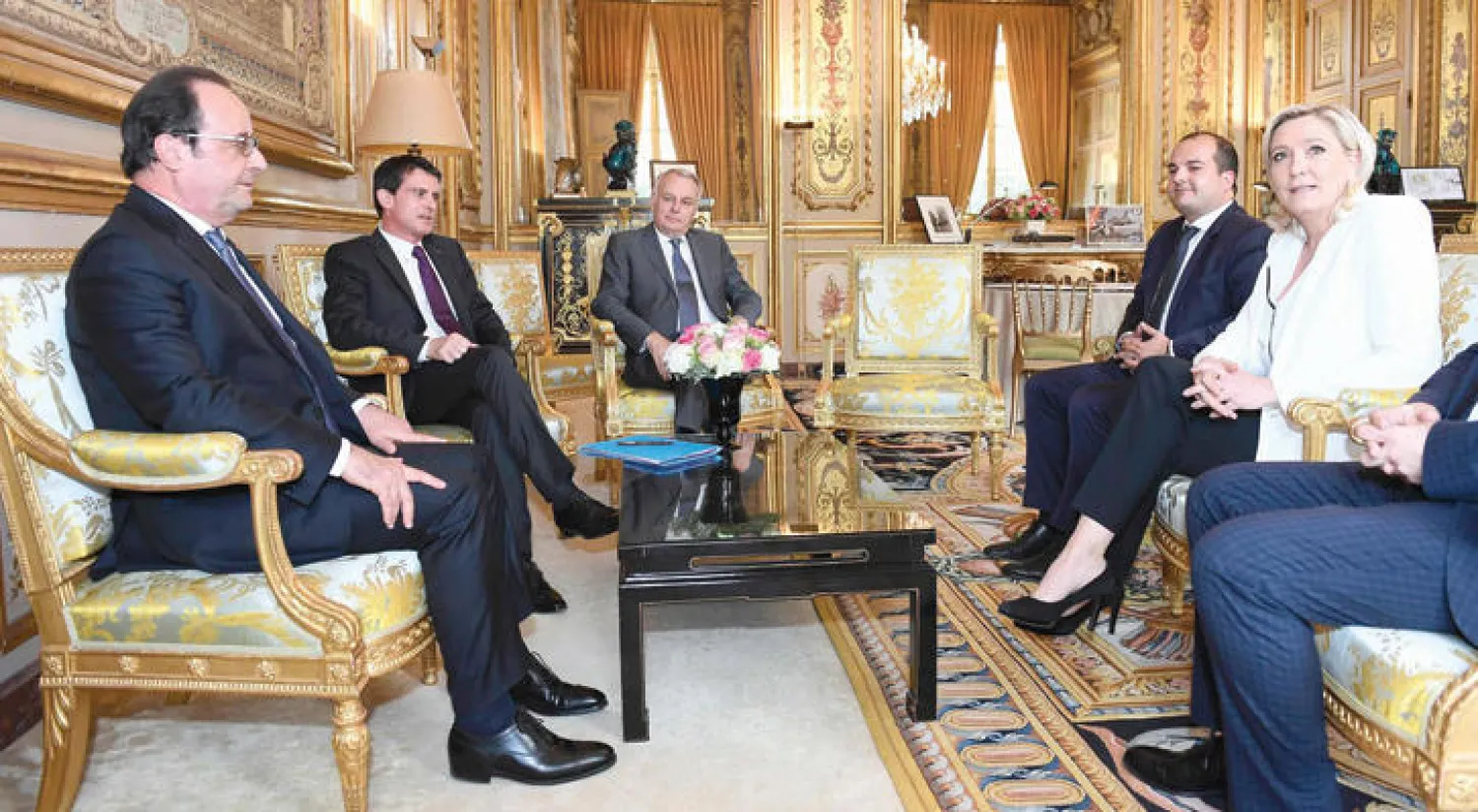 مارين لوبان زعيمة الجبهة الوطنية الفرنسية اليمينية خلال اجتماعها مع الرئيس الفرنسي فرنسوا هولاند (أ.ف.ب)