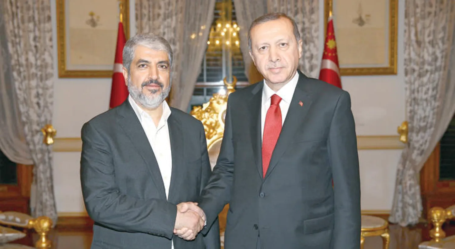 خالد مشعل رئيس المكتب السياسي لحماس مع الرئيس التركي رجب طيب إردوغان في إسطنبول أول من أمس (إ.ب.أ)