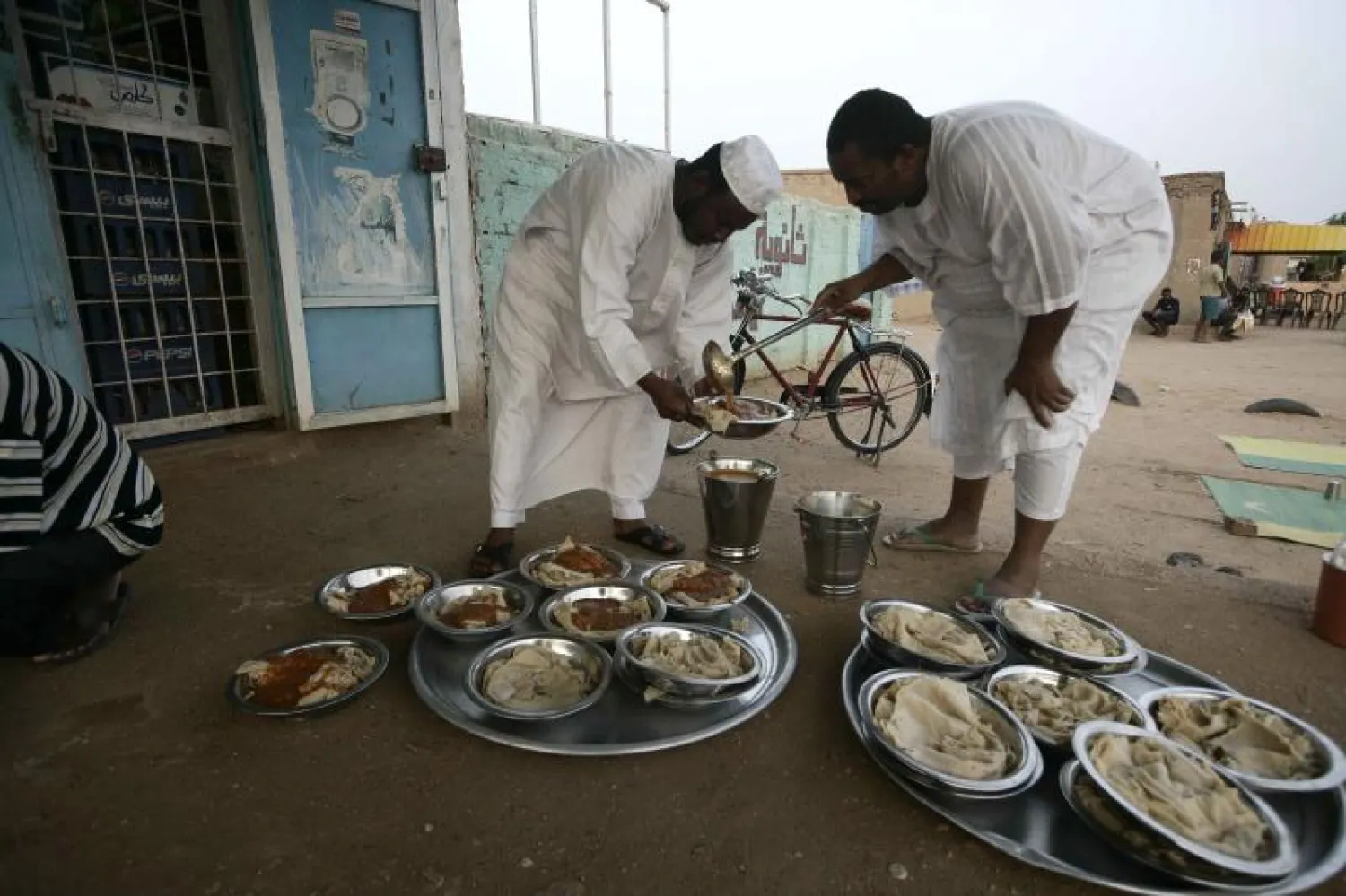 أهالي قرية النوبة يتشاركون الإفطار الرمضاني مع عابري السبيل