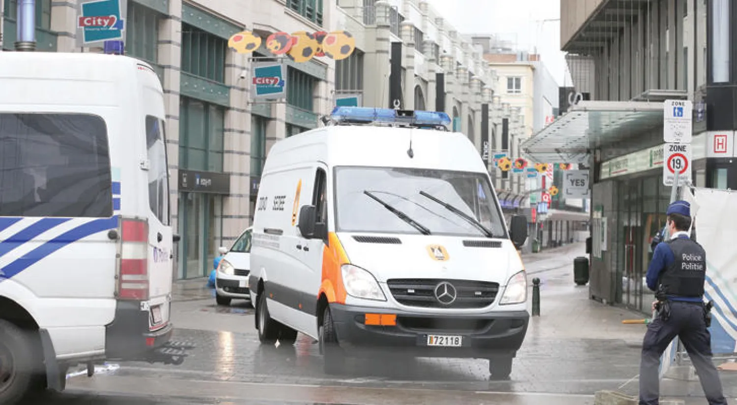 مداهمات أمنية في العاصمة بروكسل بحثًا عن مشتبه بهم أول من أمس «أ.ف.ب»