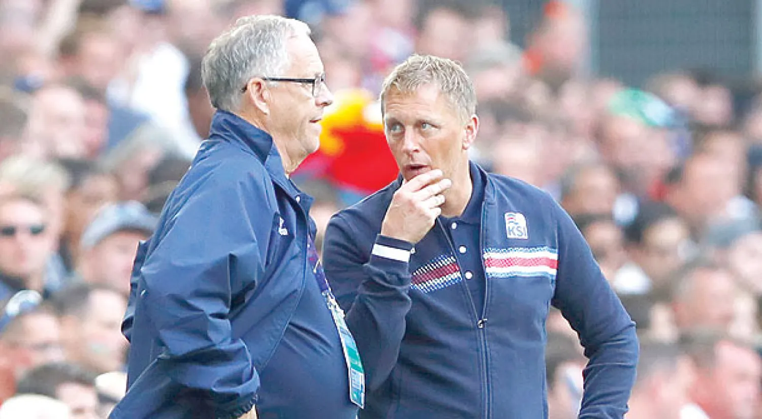 مدرب آيسلندا لارس لاغرباك (يسار) ومساعده هيمرير هالغريمسون (رويترز)