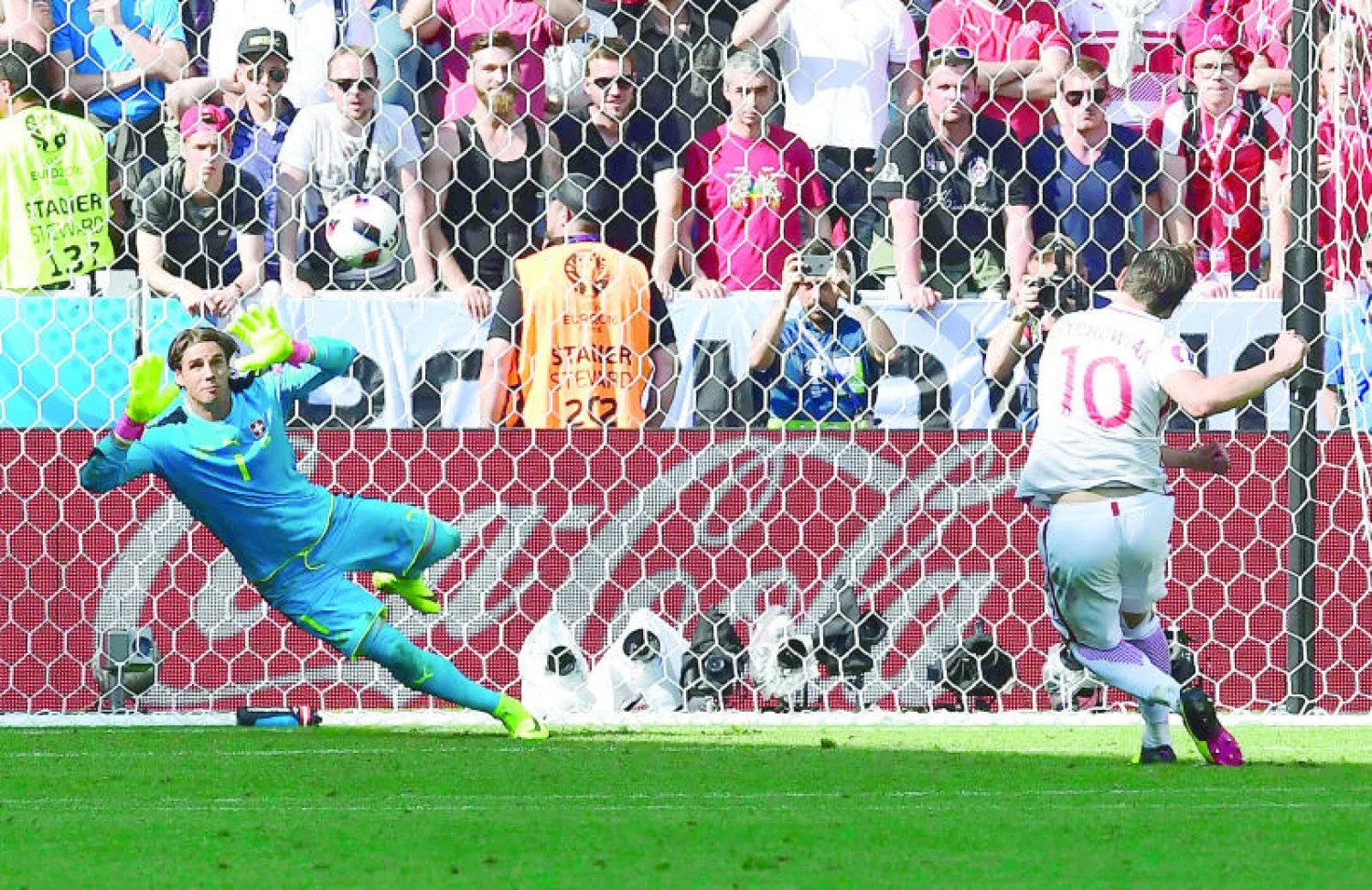 جريجورز كريشوياك يحرز ركلة الترجيح الحاسمة لبولندا (أ.ف.ب)