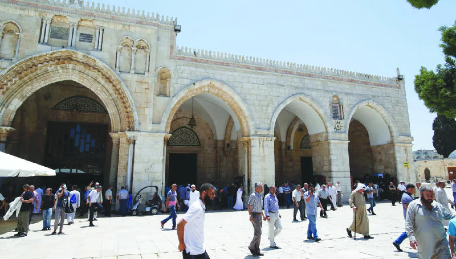 فلسطينيون خارج الأقصى بعد الاشتباكات التي تفجرت مع متطرفين يهود وقوات من شرطة الاحتلال الإسرائيلي (أ.ف.ب)