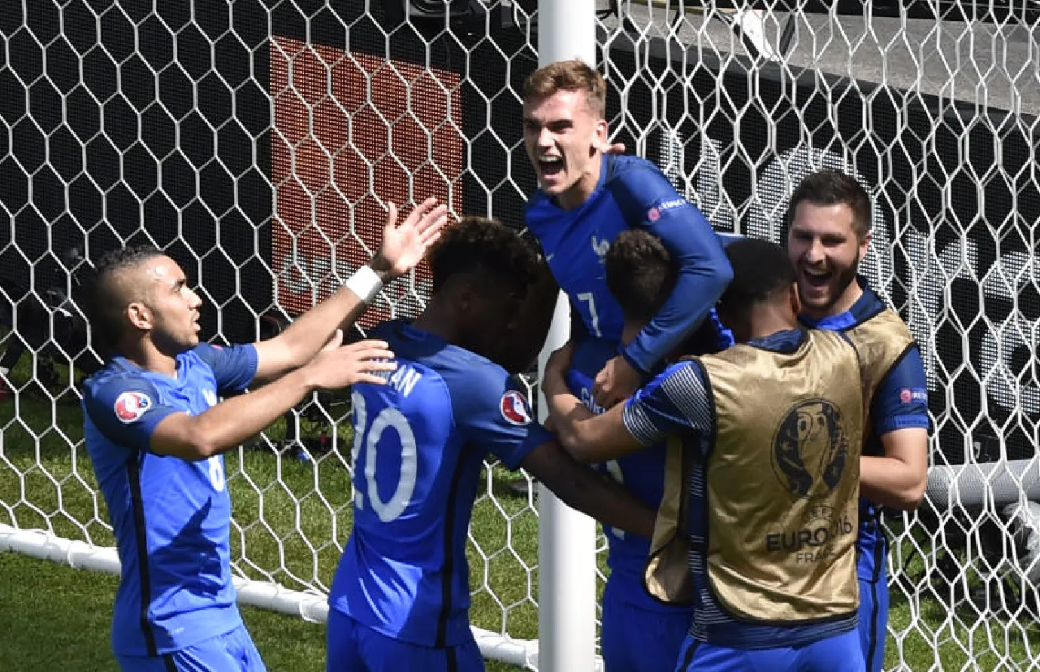 غريزمان ينقذ فرنسا من فخ أيرلندا ويقودها إلى ربع النهائي