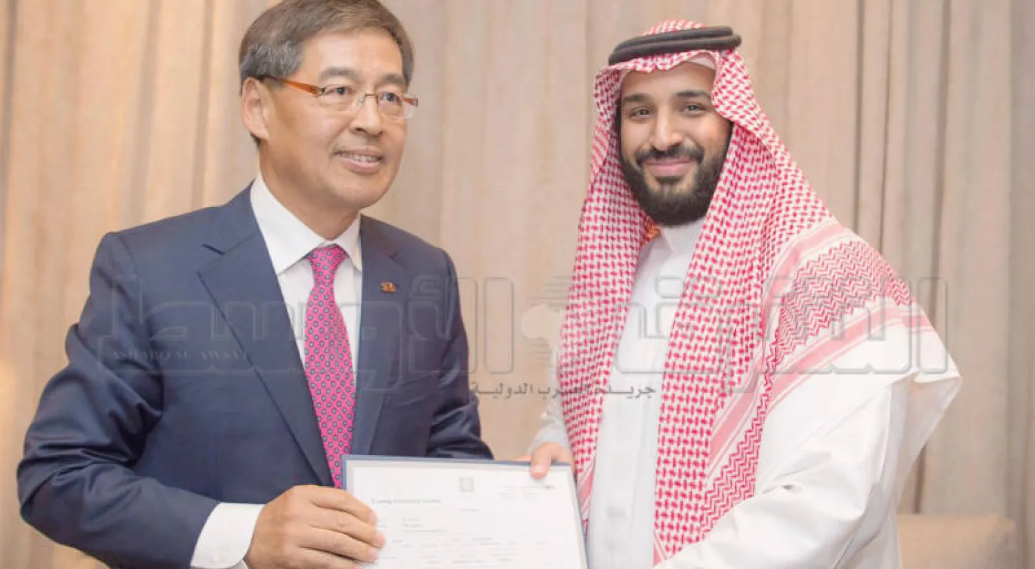 الأمير محمد بن سلمان لدى تسليمه شركة (ثري إم) ترخيصها التجاري لمزاولة أعمالها في السعودية وذلك خلال استقباله مسؤولي الشركة في نيويورك (تصوير: بندر الجلعود)