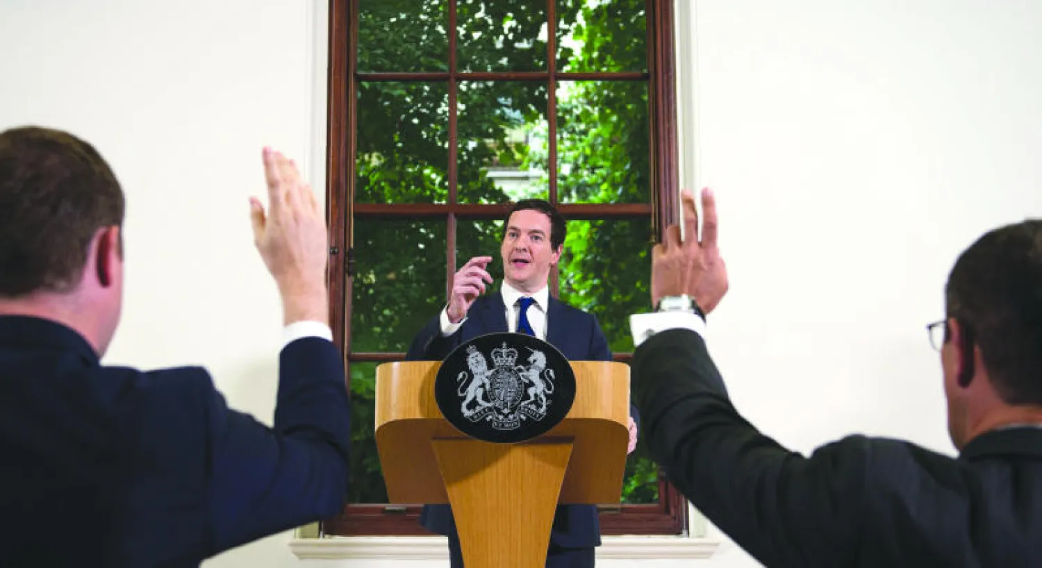 وزير المالية البريطاني جورج أوزبورن يغادر مؤتمرًا صحافيًا في لندن صباح أمس (رويترز)