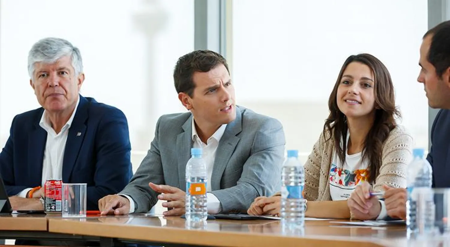 المحافظون الإسبان يسعون لتشكيل حكومة رغم عدم حسم الانتخابات