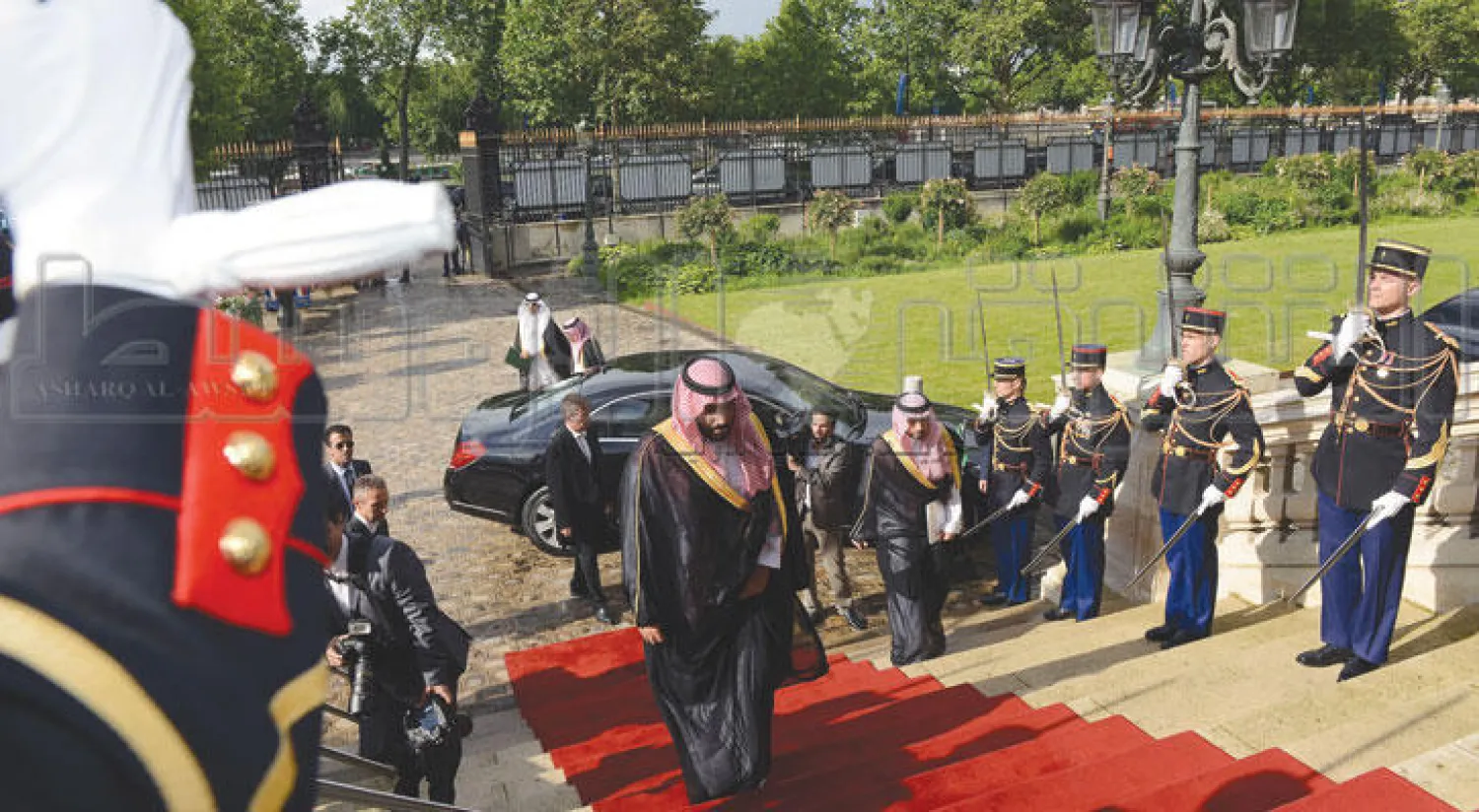 الأمير محمد بن سلمان لدى دخوله مقر الخارجية الفرنسية للقاء الوزير أيرولت في باريس أمس (تصوير: عمار عبد ربه)