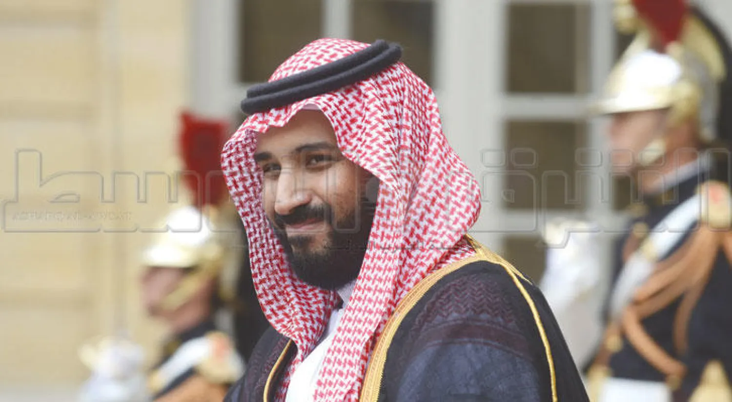 الأمير محمد بن سلمان متجها إلى اجتماع مع الرئيس الفرنسي في باريس أمس (تصوير: عمار عبد ربه)