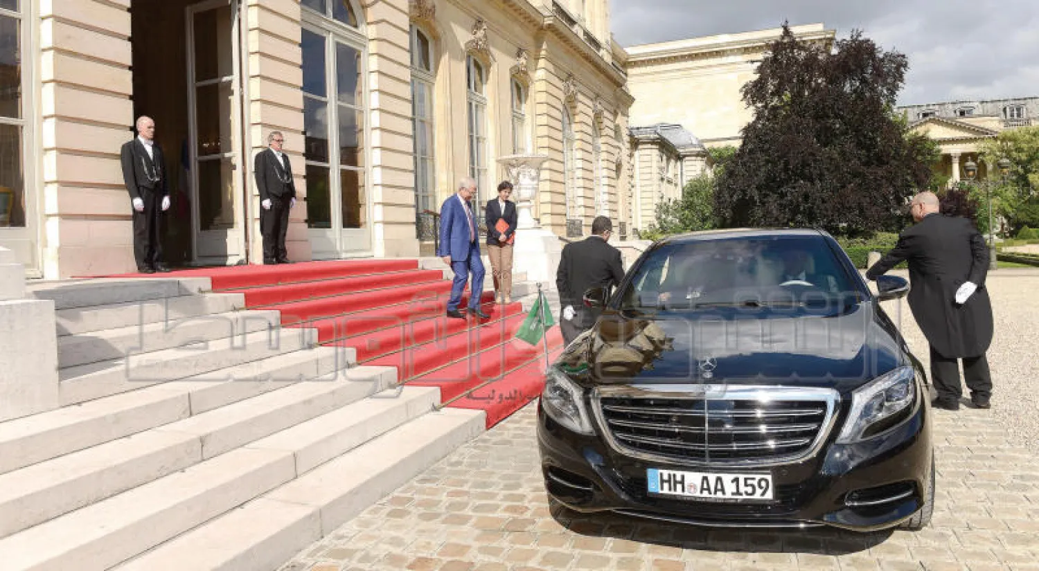 ولي ولي العهد  السعودي لدى وصوله مبنى البرلمان وفي الصورة رئيس البرلمان كلود بارتولون أثناء نزوله للترحيب بالضيف السعودي  ( تصوير عمار عبد ربه)