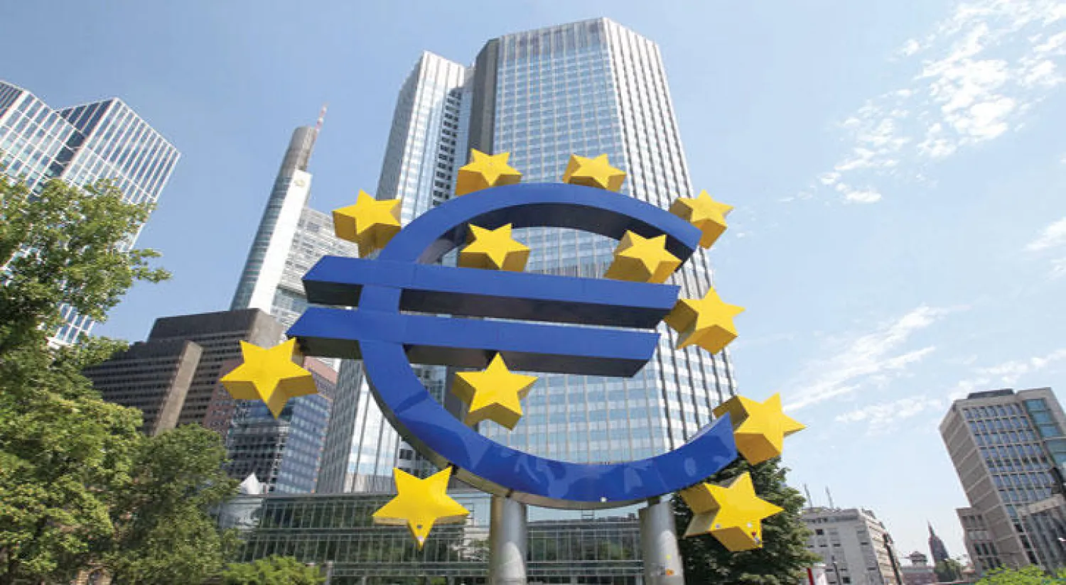 السعي وراء السياسة النقدية المتشددة من البنوك المركزية في العالم أوجدت آثارًا سلبية غير مباشرة على الاقتصاد العالمي  (أ.ف.ب)