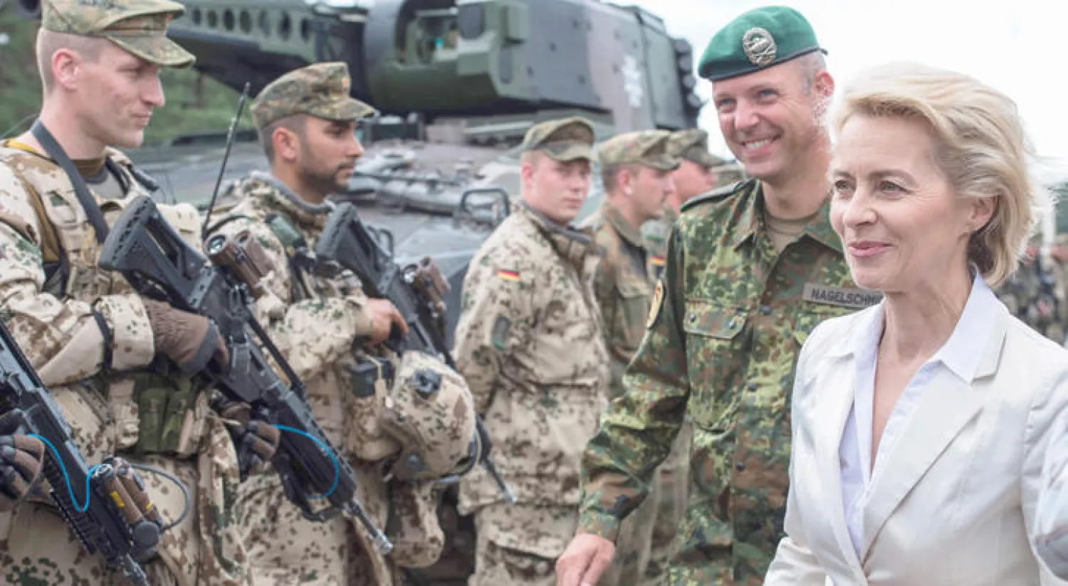 وزيرة الدفاع الألمانية أورسولا فون دير ليين تهنئ فرقة عسكرية ألمانية في نوشتاد (أ.ف.ب)