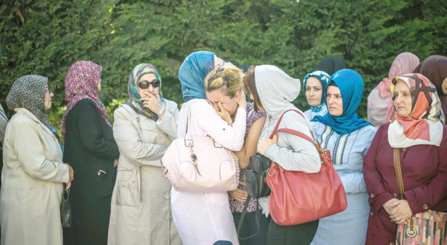 أهالي ضحايا اعتداء مطار «أتاتورك» يبكون الراحلين في اسطنبول أمس (أ. ف. ب)