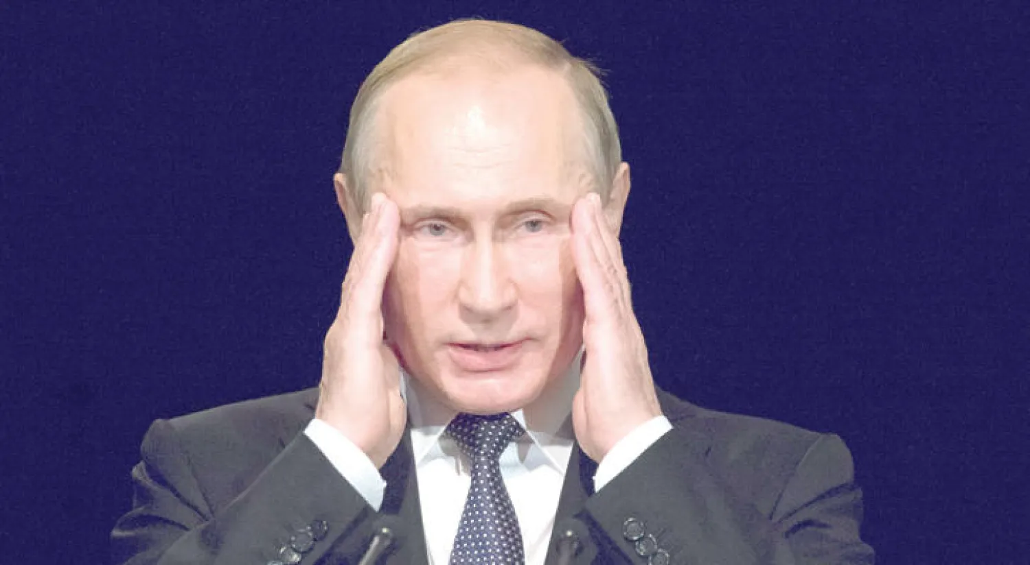 الرئيس الروسي فلاديمير بوتين خلال زيارته إلى ألمانيا أمس (إ.ب.أ)