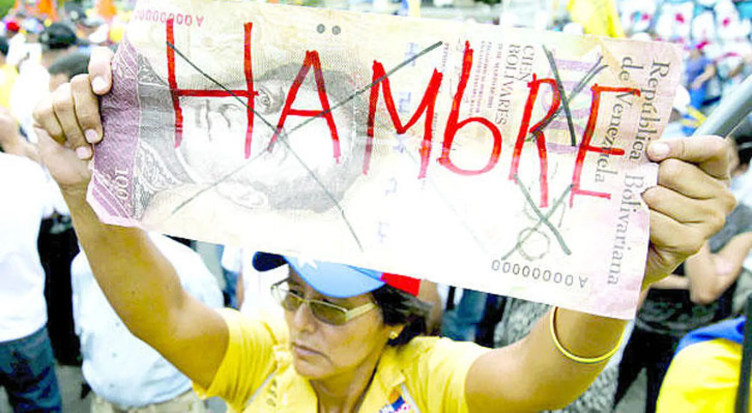 وصلت أزمة نقص السلع في فنزويلا إلى أن وسائل النقل المدنية في 18 من 24 ولاية في البلاد بدأت إضرابًا احتجاجًا على نقص الإطارات الاحتياطية (رويترز)