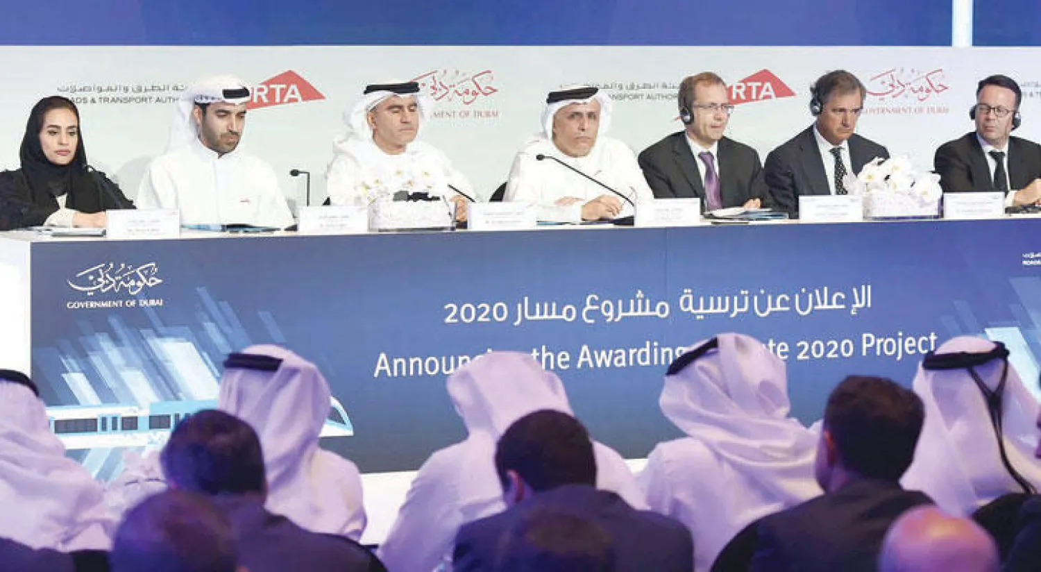 الطاير في مؤتمر صحافي عقد أمس في دبي عقب توقيع العقد بحضور ممثلي التحالف وهيئة الطرق والمواصلات («الشرق الأوسط»)