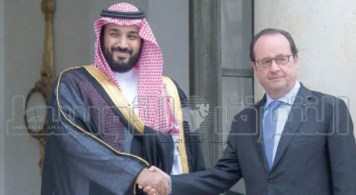 الرئيس  الفرنسي فرانسوا هولاند لدى استقباله عند مدخل قصر الأليزيه الأمير محمد بن سلمان ولي ولي العهد السعودي (تصوير: بندر الجلعود)