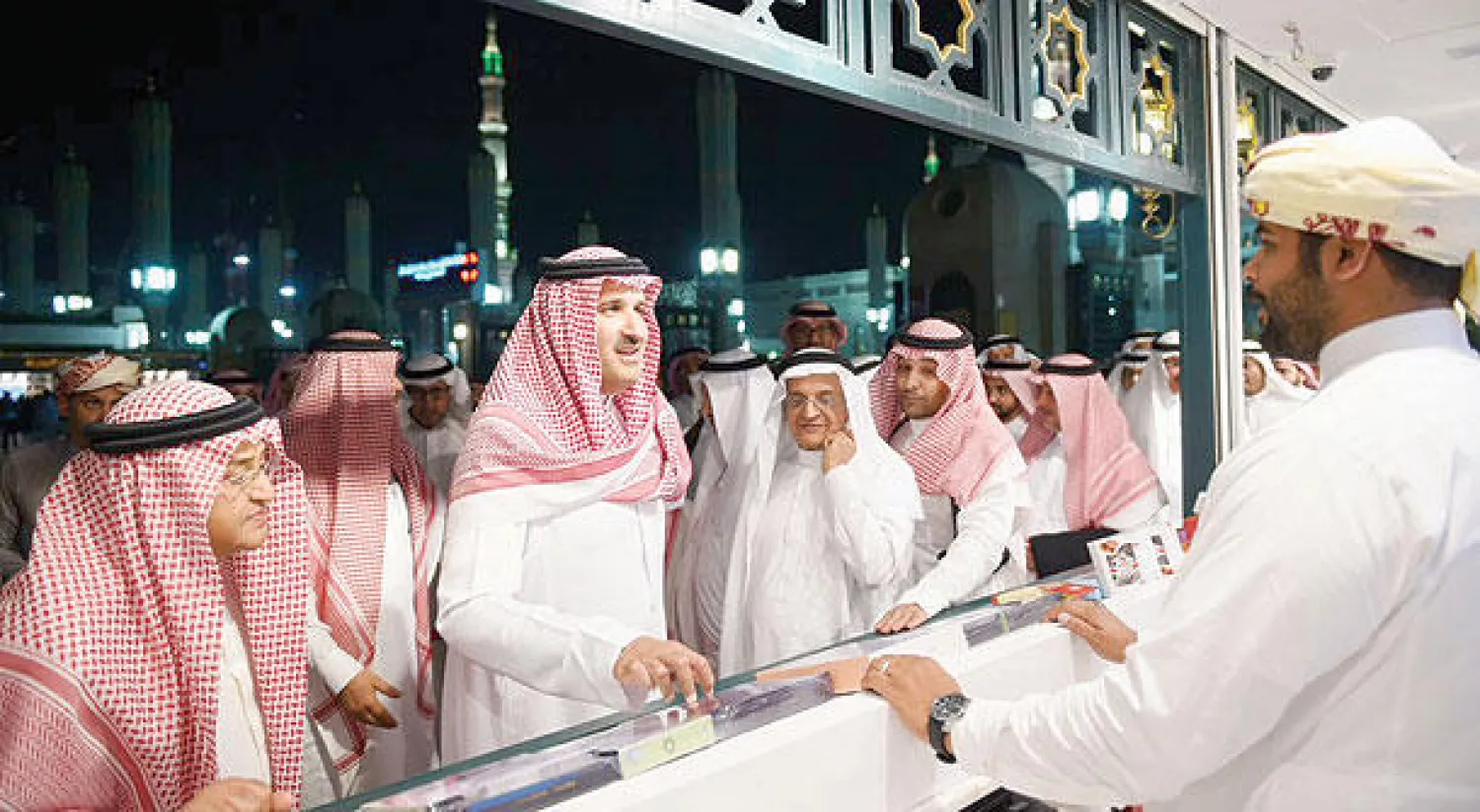 الأمير فيصل بن سلمان يطلع على مجموعة من المنتجات الحاصلة على ختم «صنع المدينة»