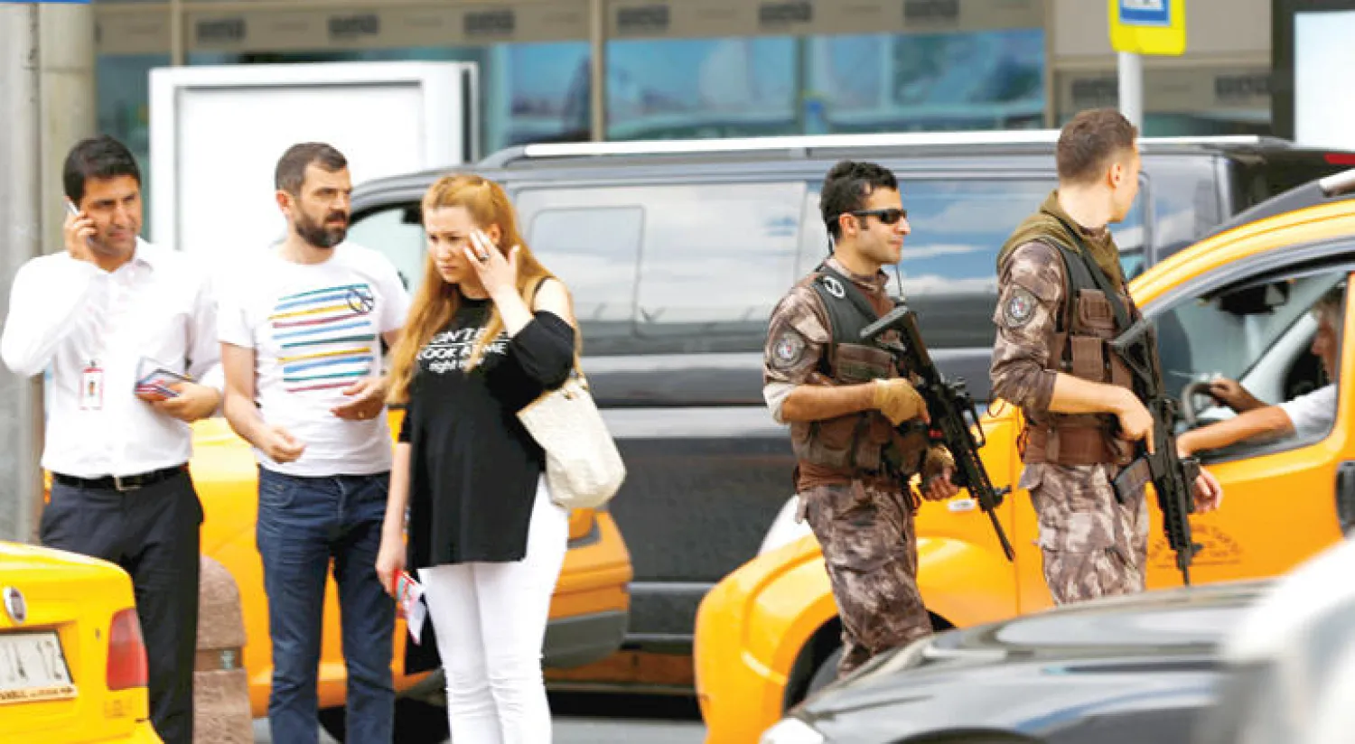 قوات امنية خاصة خارج مطار اتاتورك عقب الهجمات الانتحارية التي تعرض لها المطار الثلاثاء الماضي (رويترز)